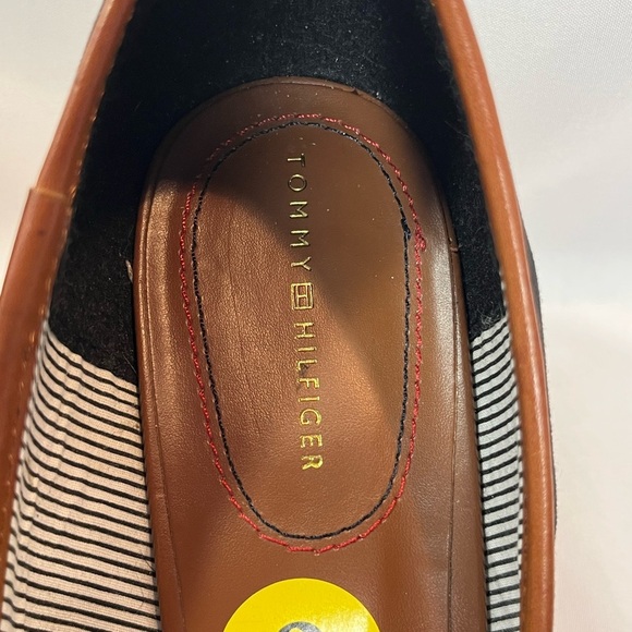 Tommy Hilfiger Black and Brown Wedges with Gold Horseshoe & Chain Over Peep Toe - Picture 7 of 11